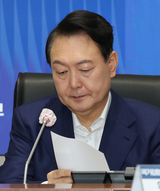 尹 지지율 20%선도 위태롭다…국힘, 민주당에 처음 역전당해